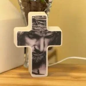 Luminária Cruz Sagrada com Face de Cristo: Fé e Luz no Lar