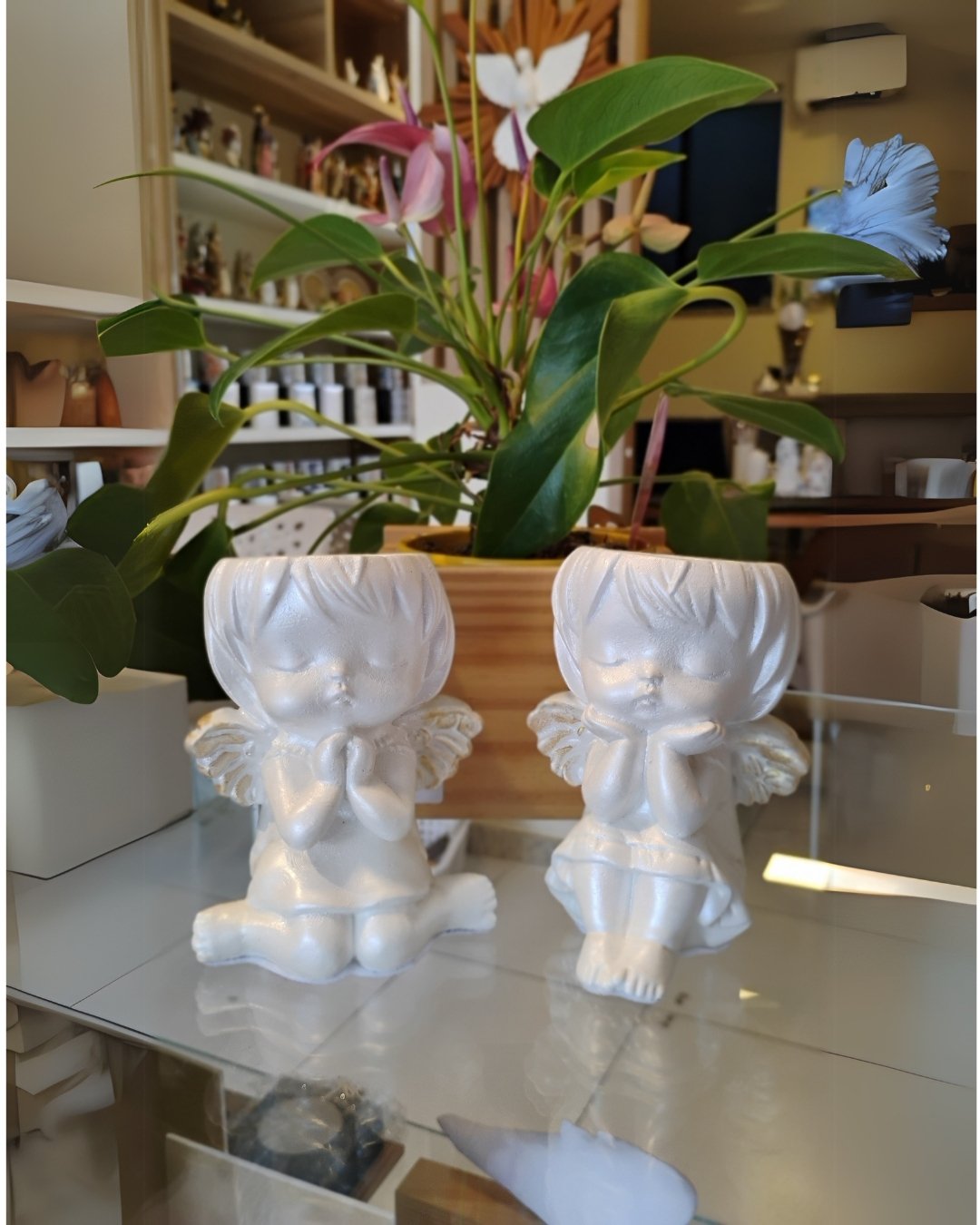 Anjo em Gesso Cerâmico Branco Perolado | castiçal
