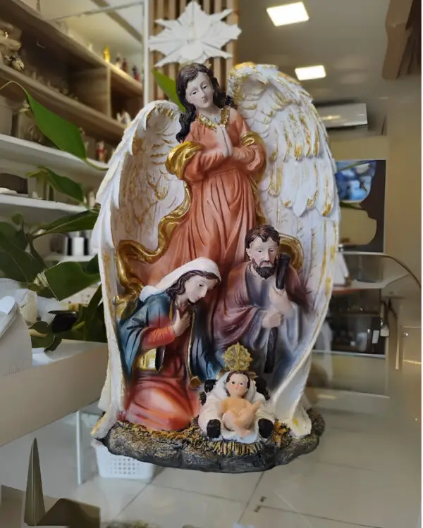 Imagem Anjo com Sagrada Família com Led | Decoração de Natal e Fé