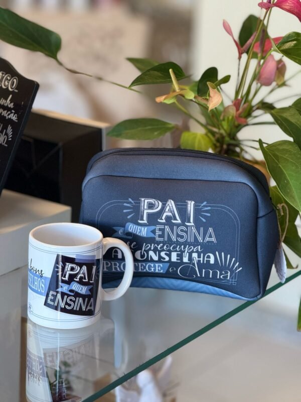 Kit Dia dos Pais: Caneca e Necessaire "Pai que Ensina" | Mãe de Deus Aju