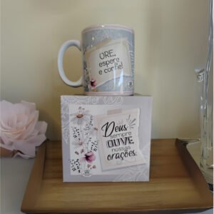 Caneca "Ore, Espere e Confie" com Caixa "Deus Ouve" | Mãe de Deus Aju