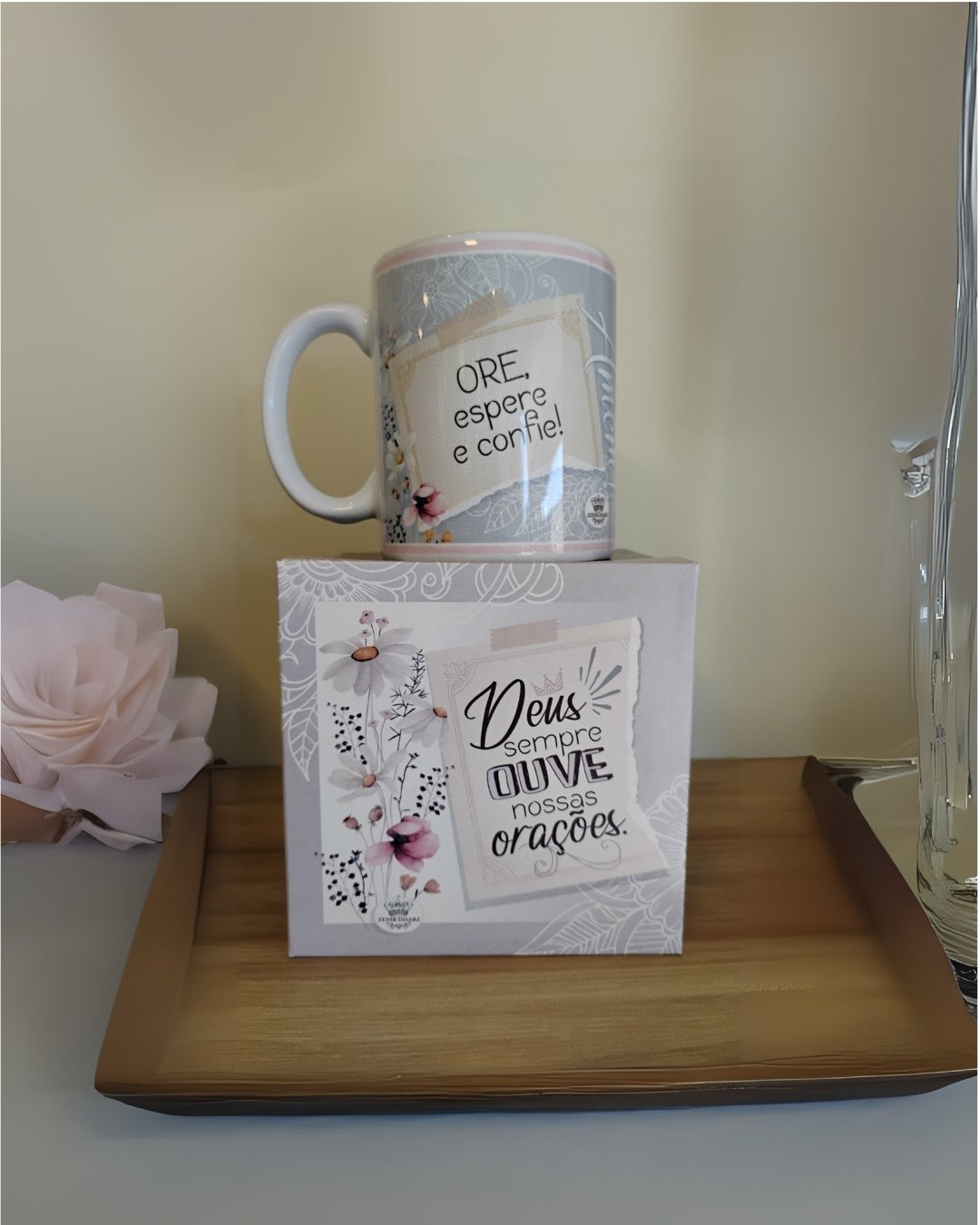 Caneca "Ore, Espere e Confie" com Caixa "Deus Ouve" | Mãe de Deus Aju