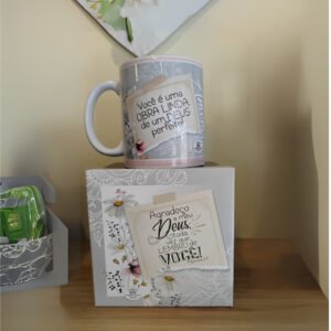 Caneca "Obra Linda de Deus" com Caixa "Agradeço a Deus" | Mãe de Deus Aju