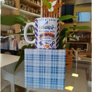 Caneca "A Educação é a Arma Mais Poderosa" com Caixa | Mãe de Deus Aju