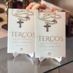 Aprofunde sua oração com o livro Terços Devocionais de Maria Paula Cruz. Um guia inspirador para renovar a fé e a devoção mariana. Adquira já o seu!