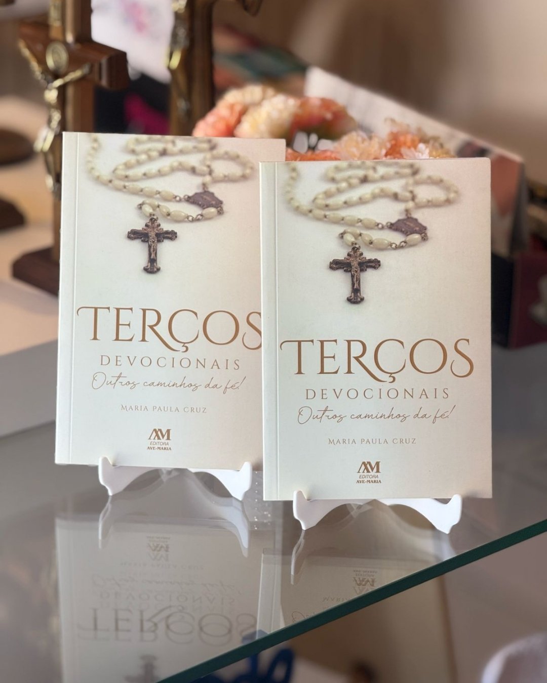 Aprofunde sua oração com o livro Terços Devocionais de Maria Paula Cruz. Um guia inspirador para renovar a fé e a devoção mariana. Adquira já o seu!