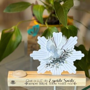 Placa decorativa com a mensagem "Que a luz do Espírito Santo sempre ilumine". Perfeita para decorar e abençoar seu lar com fé e paz.