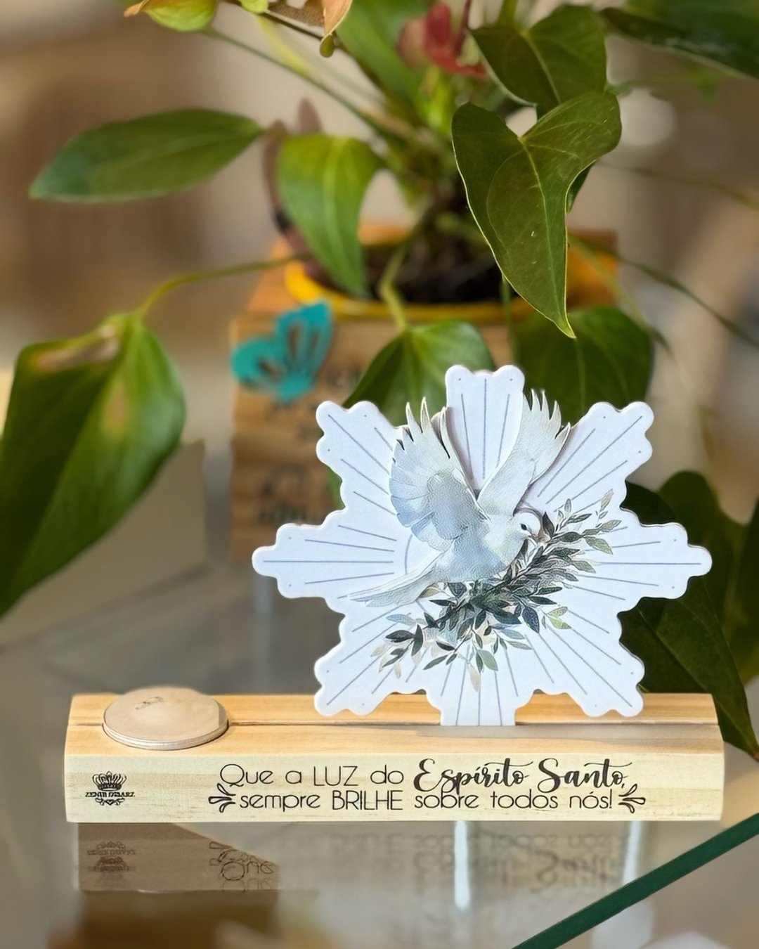 Placa decorativa com a mensagem "Que a luz do Espírito Santo sempre ilumine". Perfeita para decorar e abençoar seu lar com fé e paz.