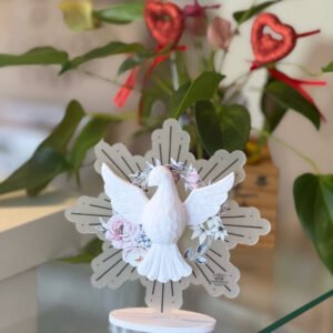 Placa de mesa com a pomba do Espírito Santo em relevo e detalhes florais. Perfeita para decorar e abençoar seu lar com paz e delicadeza.