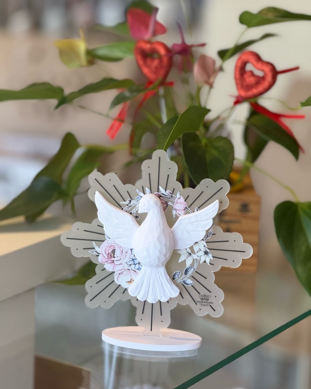 Placa de mesa com a pomba do Espírito Santo em relevo e detalhes florais. Perfeita para decorar e abençoar seu lar com paz e delicadeza.