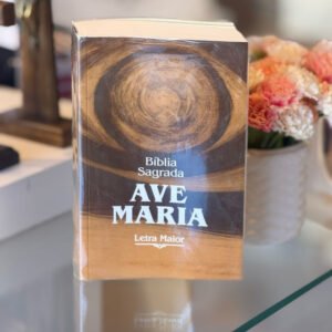 Encontre a sabedoria da Bíblia Sagrada Ave Maria com nossa edição de letra maior. Perfeita para uma leitura confortável e sem esforço, ideal para toda a família.