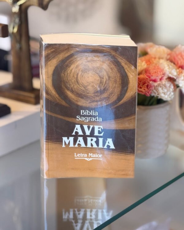 Encontre a sabedoria da Bíblia Sagrada Ave Maria com nossa edição de letra maior. Perfeita para uma leitura confortável e sem esforço, ideal para toda a família.