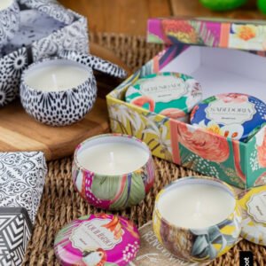 Kit de velas aromáticas em latas com estampas exclusivas. Fragrâncias de "Serenidade" e "Sabedoria" para criar um ambiente de paz e reflexão.