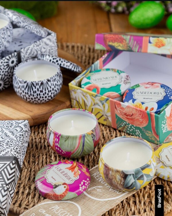 Kit de velas aromáticas em latas com estampas exclusivas. Fragrâncias de "Serenidade" e "Sabedoria" para criar um ambiente de paz e reflexão.