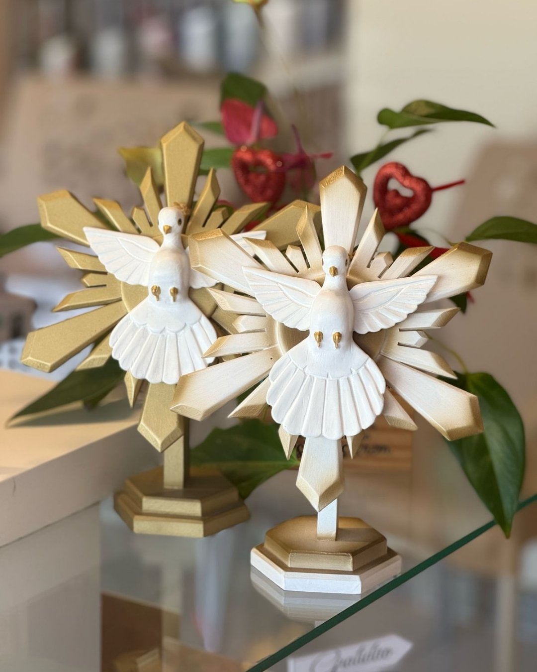 Esculturas elegantes do Espírito Santo dourado. Perfeitas para decoração de altares ou mesas. Presente de fé para abençoar o lar.