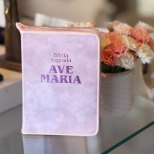 Mergulhe na palavra de Deus com a Bíblia Sagrada Ave Maria em sua elegante edição de luxo com capa rosa. Leitura fácil e perfeita para sua jornada de fé.