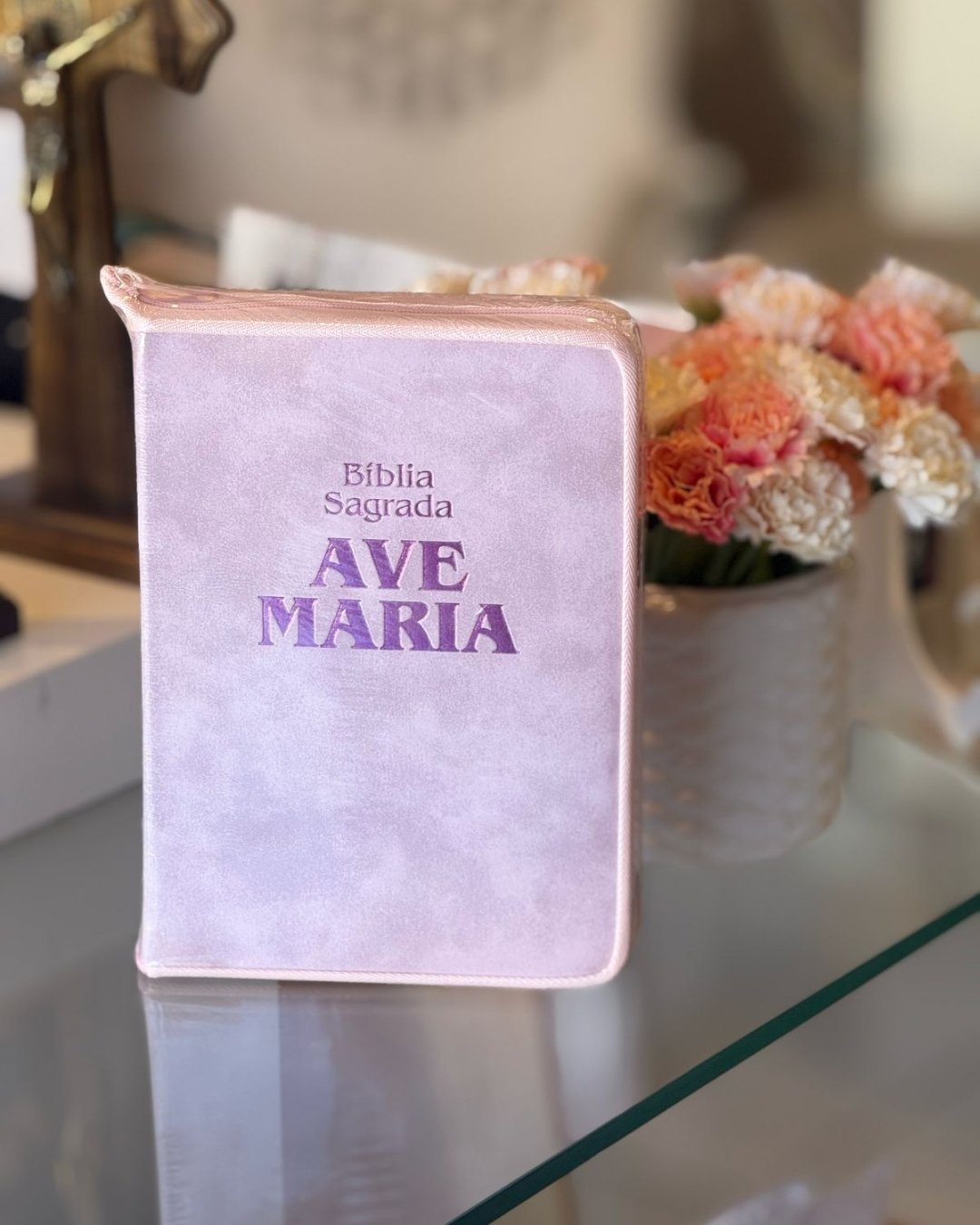 Mergulhe na palavra de Deus com a Bíblia Sagrada Ave Maria em sua elegante edição de luxo com capa rosa. Leitura fácil e perfeita para sua jornada de fé.