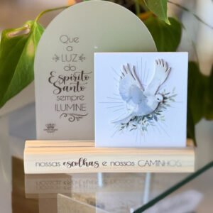 Placa decorativa com a mensagem "Que a luz do Espírito Santo sempre ilumine". Perfeita para decorar e abençoar seu lar com fé e paz. Adquira agora!