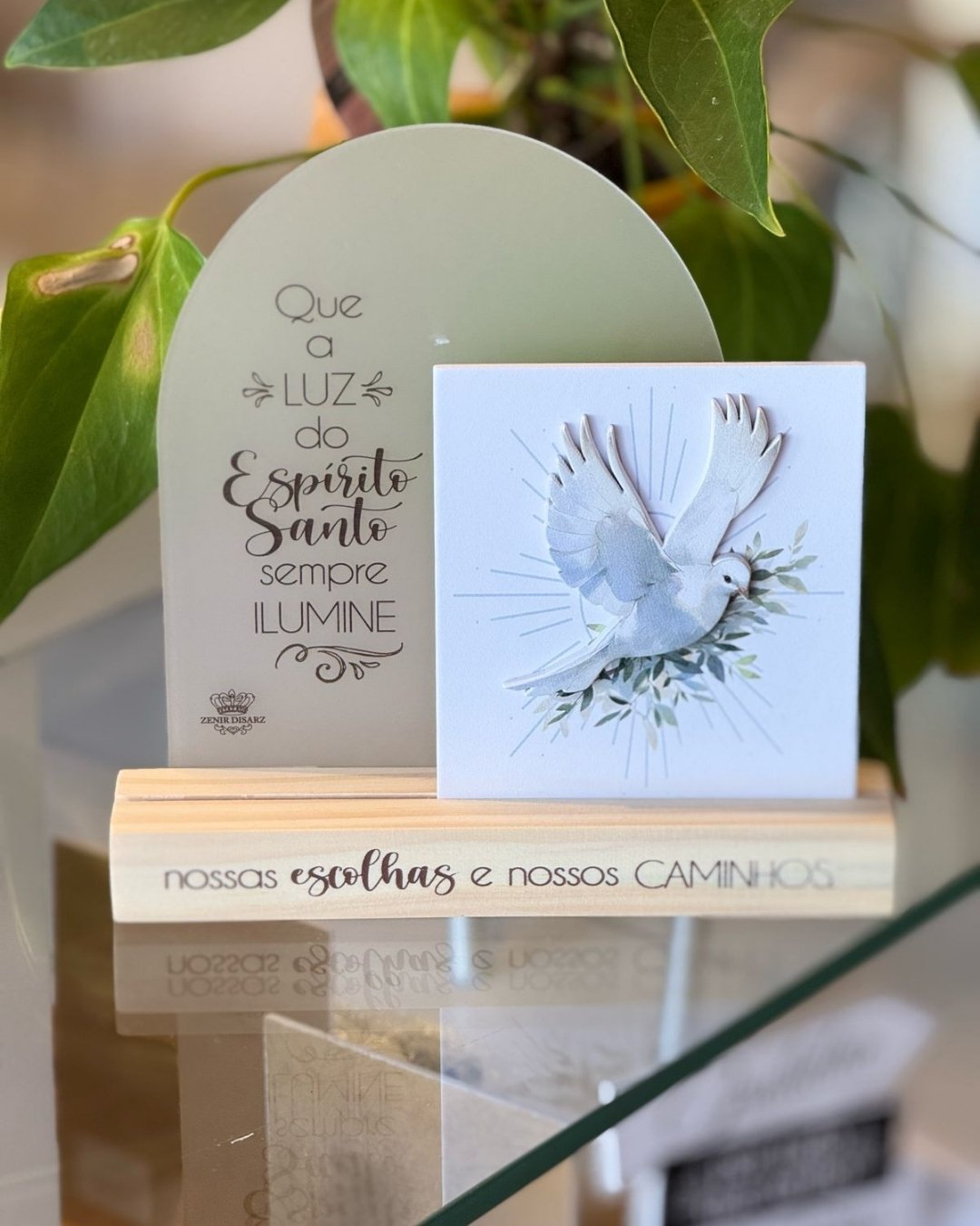 Placa decorativa com a mensagem "Que a luz do Espírito Santo sempre ilumine". Perfeita para decorar e abençoar seu lar com fé e paz. Adquira agora!