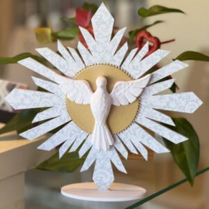Decore seu lar com a Placa de Mesa do Espírito Santo. Com design de renda, halo dourado e pérolas. Perfeita para presentear e abençoar com fé.