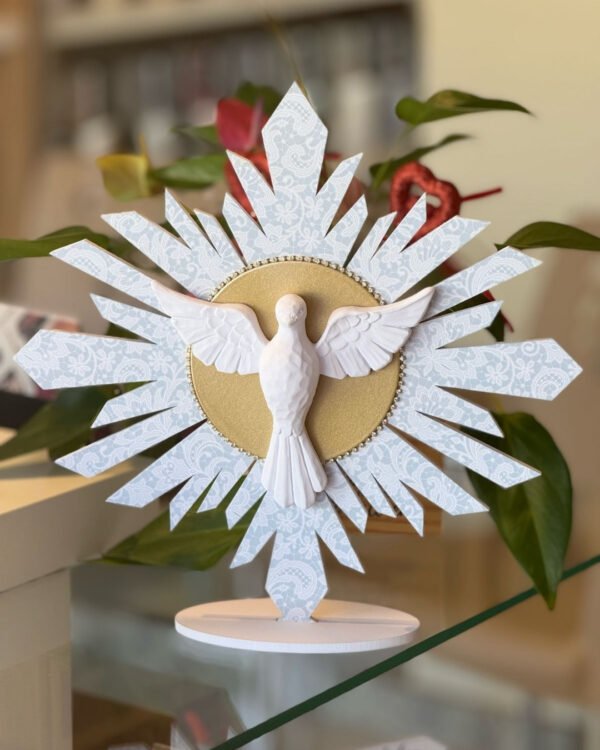 Decore seu lar com a Placa de Mesa do Espírito Santo. Com design de renda, halo dourado e pérolas. Perfeita para presentear e abençoar com fé.