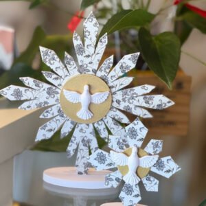 Kit de placas de mesa com a pomba do Espírito Santo. Design elegante com efeito de renda e detalhes dourados. Decore seu lar com fé e beleza.