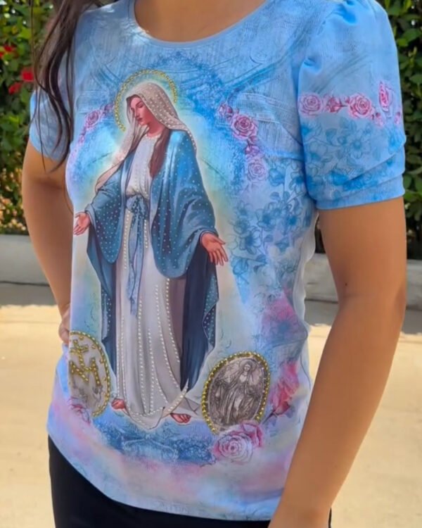 Mostre sua fé com a Camiseta Nossa Senhora das Graças! Estampa exclusiva com detalhes em brilho e strass. Perfeita para expressar sua devoção com elegância e conforto.
