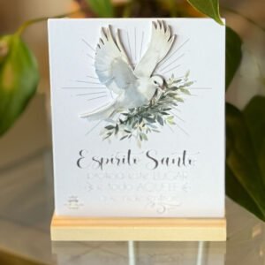 Placa de mesa com a pomba do Espírito Santo e a mensagem "Proteja este lugar e todo aquele que nele entrar!". Decore e abençoe seu lar com esta linda peça.