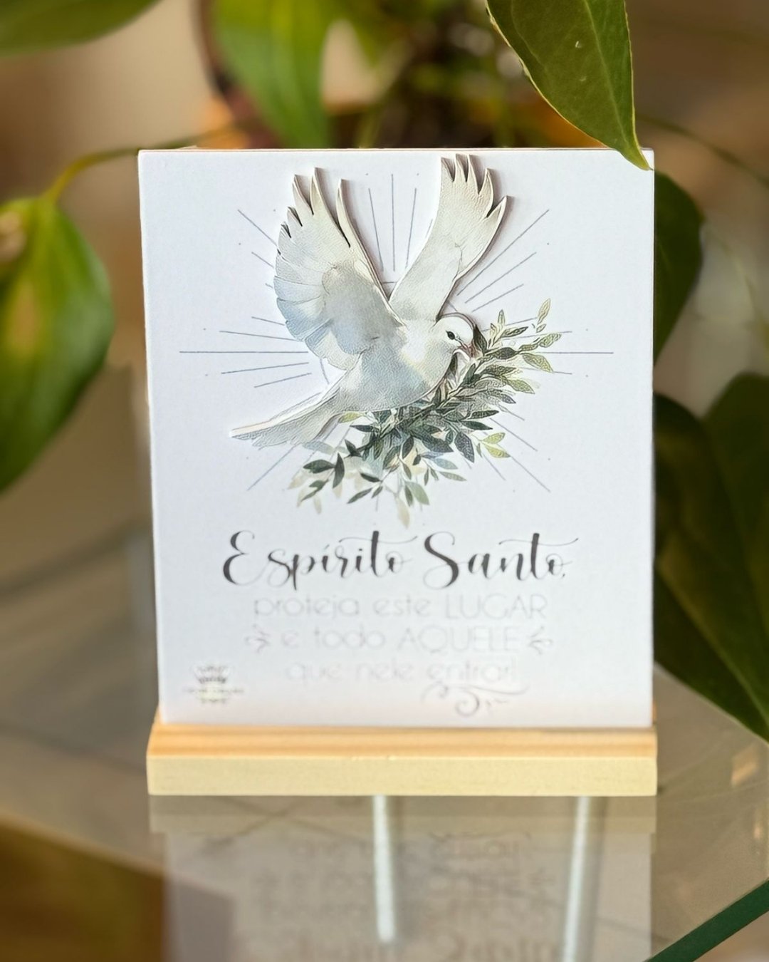 Placa de mesa com a pomba do Espírito Santo e a mensagem "Proteja este lugar e todo aquele que nele entrar!". Decore e abençoe seu lar com esta linda peça.