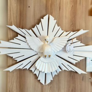 Decore seu lar com a Placa de Parede Espírito Santo. Peça em resina com a pomba da paz em relevo, ideal para abençoar e proteger seu ambiente.