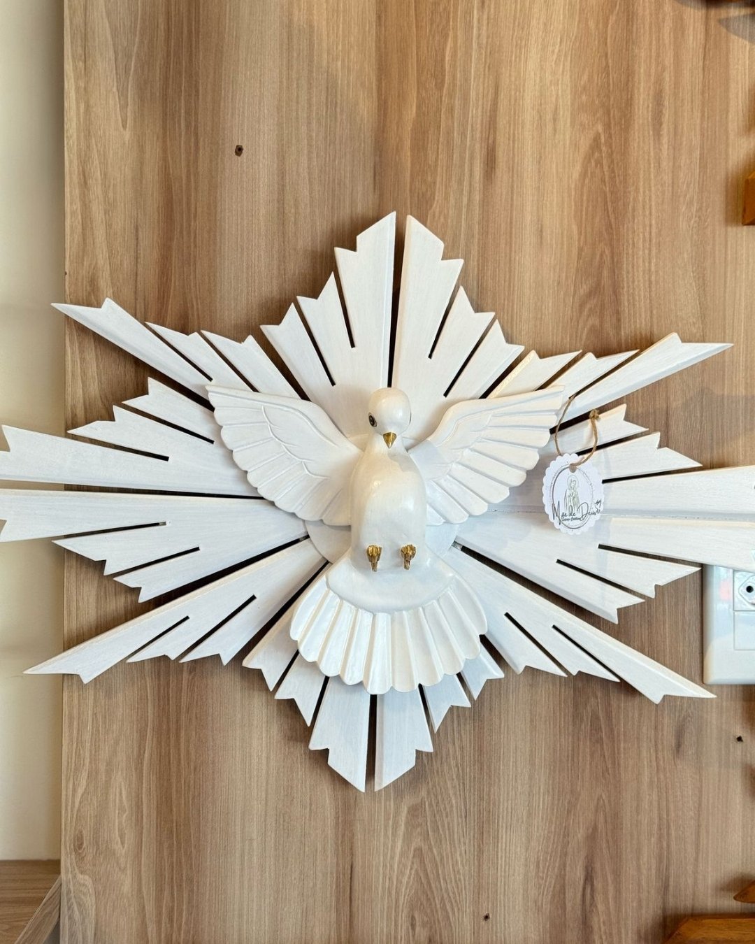 Decore seu lar com a Placa de Parede Espírito Santo. Peça em resina com a pomba da paz em relevo, ideal para abençoar e proteger seu ambiente.