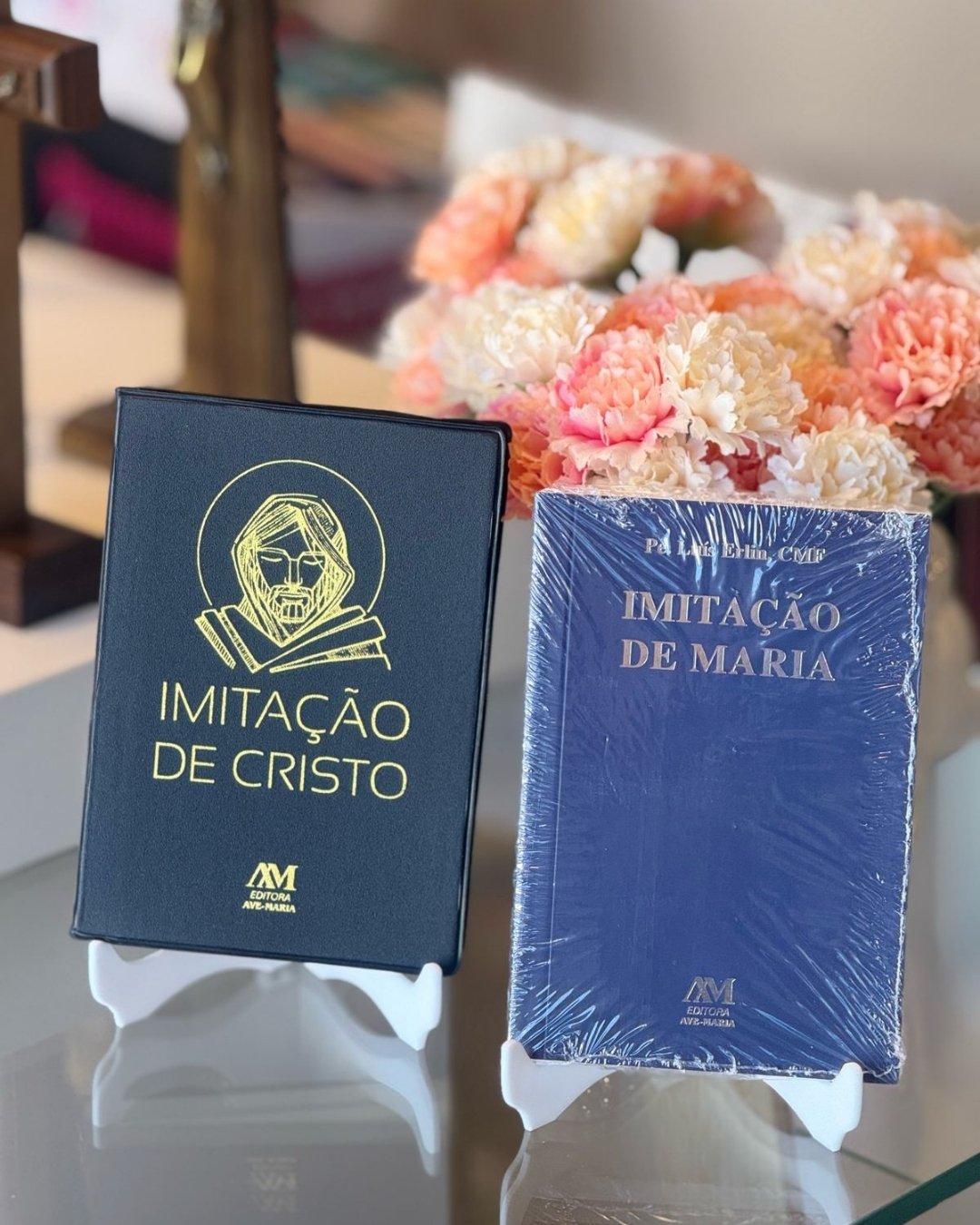 Descubra o caminho da santidade com os livros clássicos Imitação de Cristo e Imitação de Maria. Encontre inspiração para uma vida de fé.