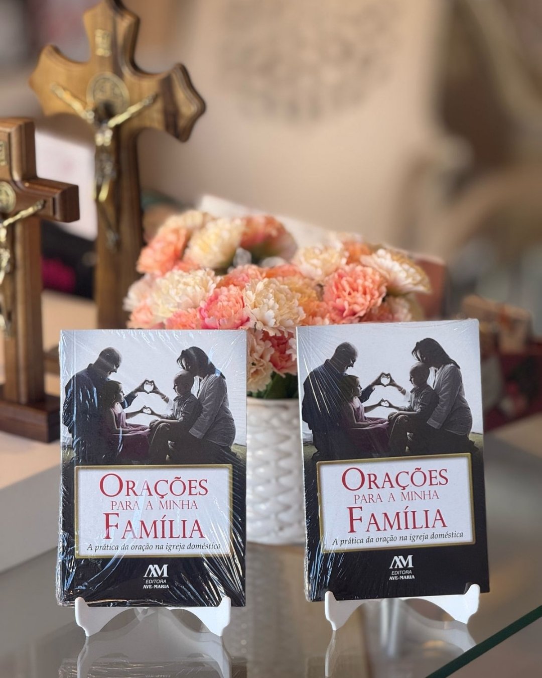 Fortaleça a fé do seu lar com o livro "Orações para a Minha Família". Um guia prático para a oração doméstica e a união em Cristo.