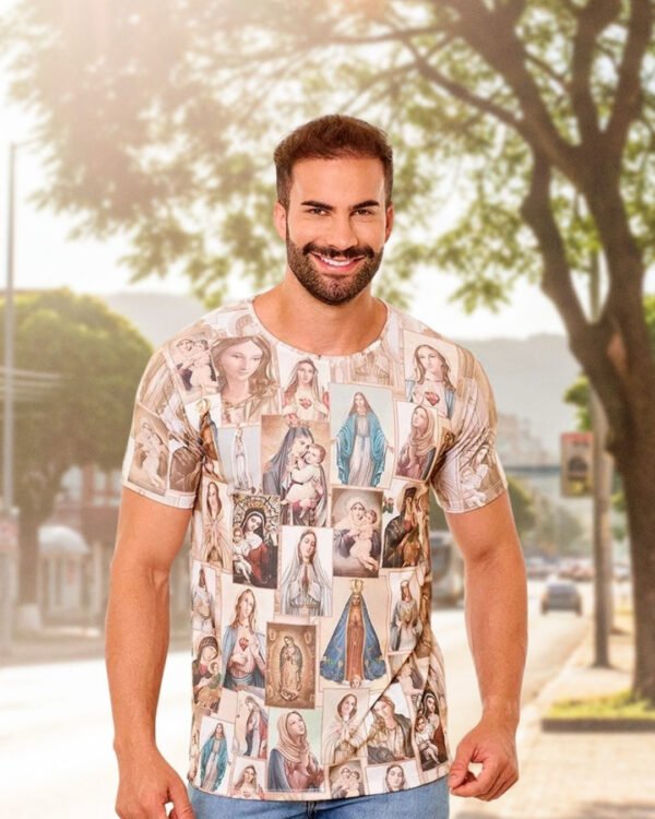 Camiseta de fé para homens. Estampa exclusiva com colagem de santos e símbolos marianos. Conforto e estilo para expressar sua devoção diária.