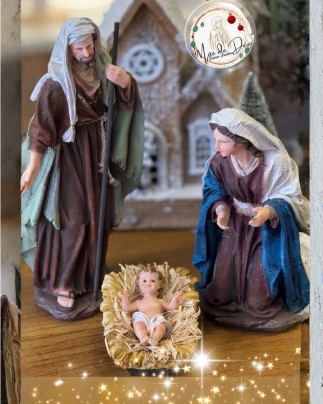 Imagem da Sagrada Família Tradicional em resina com São José segurando cajado e Maria orando.