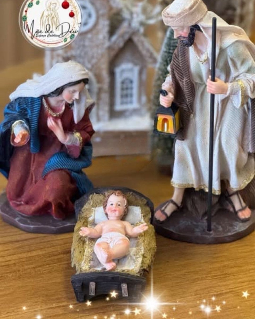 Estatueta da Sagrada Família onde São José segura uma lanterna preta ao lado de Maria e o Menino Jesus.